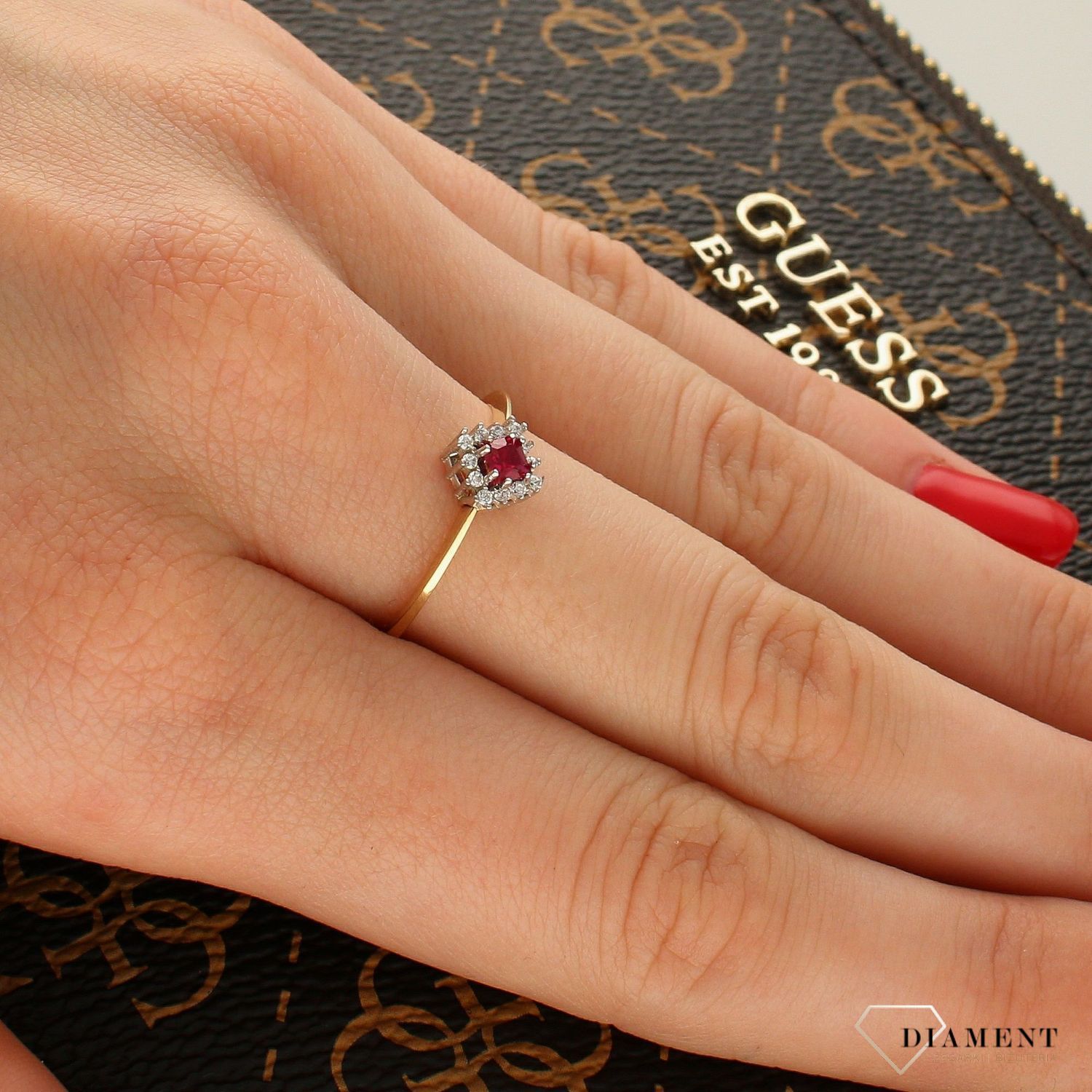 Złoty pierścionek 555 zaręczynowy z ciemno różową cyrkonią PI 1915B.  Złoty pierścionek z cyrkoniami. Złoty pierścionek z czerwoną cyrkonią. Złoty.jpg